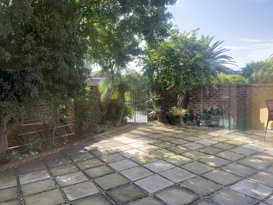 To Let 4 Bedroom Property for Rent in Summerstrand Eastern Cape